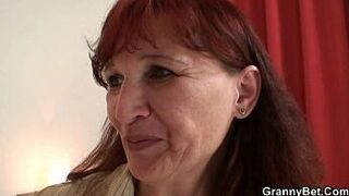 He is picking up and banging old bitch - porn video